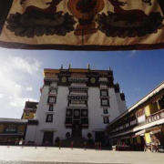 布达拉宫隐藏打卡点解密:从德阳厦广场到千年壁画里的时空密码