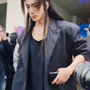 肖顺尧惊艳韩网!韩国网友狂赞《水龙吟》黑皮体育生造型,立体骨相被称撕漫男