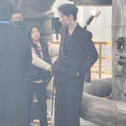 方逸伦西装禁欲风引爆热议,海外追剧卡顿成最大痛点,这些方法能帮你解决