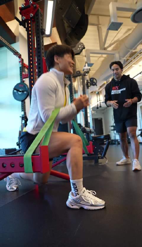 张伟丽备战UFC322:高强度训练背后,海外华人如何突破地域限制观赛? 1 张伟丽备战UFC322:高强度训练背后,海外华人如何突破地域限制观赛?