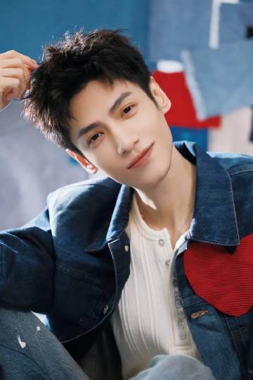 罗云熙扫楼穿搭藏玄机!衣服上缝爱心暗指角色心底秘密,粉丝直呼太用心 2 罗云熙扫楼穿搭藏玄机!衣服上缝爱心暗指角色心底秘密,粉丝直呼太用心