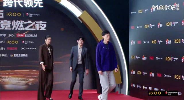 三大冠军同框走红毯!张国伟赵丽娜鲍春来身高碾压全场,网友直呼:这阵容太燃了 1 三大冠军同框走红毯!张国伟赵丽娜鲍春来身高碾压全场,网友直呼:这阵容太燃了