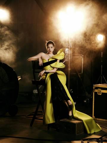 关晓彤金鸡奖惊艳亮相!明黄长裙美翻全场,海外华人如何同步追看? 1 关晓彤金鸡奖惊艳亮相!明黄长裙美翻全场,海外华人如何同步追看?