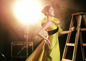 关晓彤金鸡奖惊艳亮相!明黄长裙美翻全场,海外华人如何同步追看? 2 关晓彤金鸡奖惊艳亮相!明黄长裙美翻全场,海外华人如何同步追看?