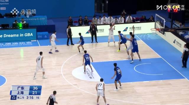 徐昕内线爆发连砍关键分,广东队全运会轻取上海队展现强大实力 1 徐昕内线爆发连砍关键分,广东队全运会轻取上海队展现强大实力