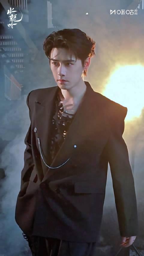 方逸伦金属面具大片惊艳出圈!海外华人如何解锁同款时尚内容? 1 方逸伦金属面具大片惊艳出圈!海外华人如何解锁同款时尚内容?