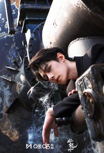 方逸伦黑西装镂空大片引爆热搜!复古工业风造型又A又欲,网友直呼:这谁顶得住? 2 方逸伦黑西装镂空大片引爆热搜!复古工业风造型又A又欲,网友直呼:这谁顶得住?