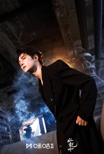 方逸伦黑西装镂空大片引爆热搜!复古工业风造型又A又欲,网友直呼:这谁顶得住? 3 方逸伦黑西装镂空大片引爆热搜!复古工业风造型又A又欲,网友直呼:这谁顶得住?