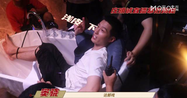 窦骁《超感迷宫》片场花絮曝光!被'绑架'却笑开花,海外剧迷如何同步追看? 1 窦骁《超感迷宫》片场花絮曝光!被'绑架'却笑开花,海外剧迷如何同步追看?