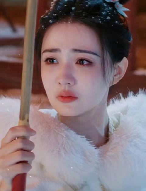 一把伞切换两种气质?徐璐雪中撑伞神级镜头解析,教你拍出氛围感大片 1 一把伞切换两种气质?徐璐雪中撑伞神级镜头解析,教你拍出氛围感大片