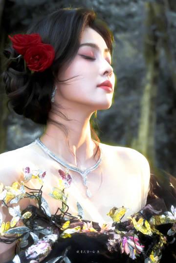 白鹿红毯造型解析:从端庄到魅惑,三套礼服如何穿出高级感? 2 白鹿红毯造型解析:从端庄到魅惑,三套礼服如何穿出高级感?