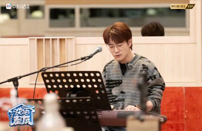 王铮亮丽江新综爆火!飞镖桌球唤醒童年,海外华人却直呼看不了? 2 王铮亮丽江新综爆火!飞镖桌球唤醒童年,海外华人却直呼看不了?