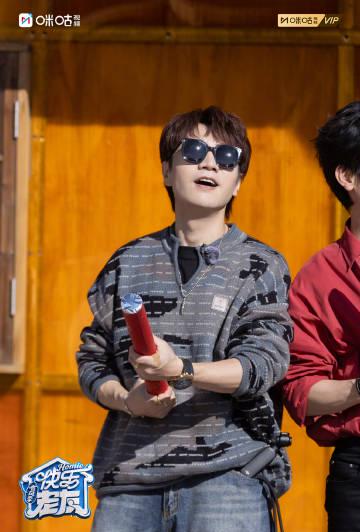 王铮亮丽江新综爆火!飞镖桌球唤醒童年,海外华人却直呼看不了? 3 王铮亮丽江新综爆火!飞镖桌球唤醒童年,海外华人却直呼看不了?