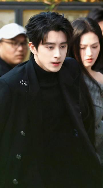 敖瑞鹏《不二之臣》路透封神!188宽肩窄腰,网友:狼系霸总天花板预定 2 敖瑞鹏《不二之臣》路透封神!188宽肩窄腰,网友:狼系霸总天花板预定