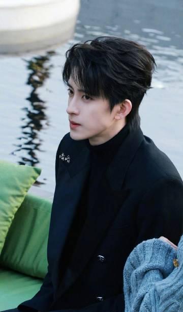 敖瑞鹏《不二之臣》路透封神!188宽肩窄腰,网友:狼系霸总天花板预定 3 敖瑞鹏《不二之臣》路透封神!188宽肩窄腰,网友:狼系霸总天花板预定