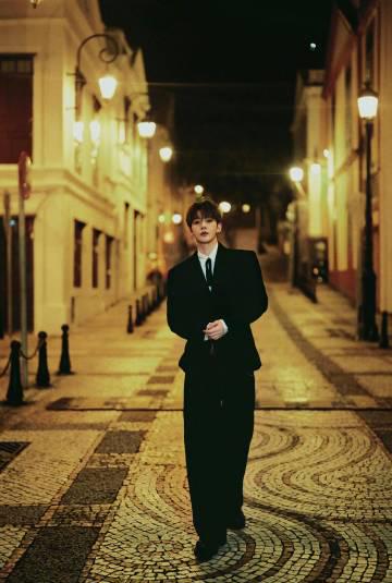 邓为暗夜贵公子造型惊艳全网!海外粉丝别急,手把手教你如何同步追星 2 邓为暗夜贵公子造型惊艳全网!海外粉丝别急,手把手教你如何同步追星