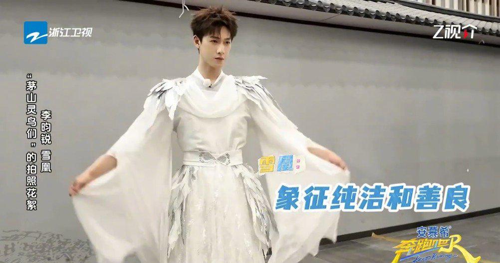 巴黎男装周上的白衣少年郎：李昀锐的清爽氧气感，谁看了不心动？