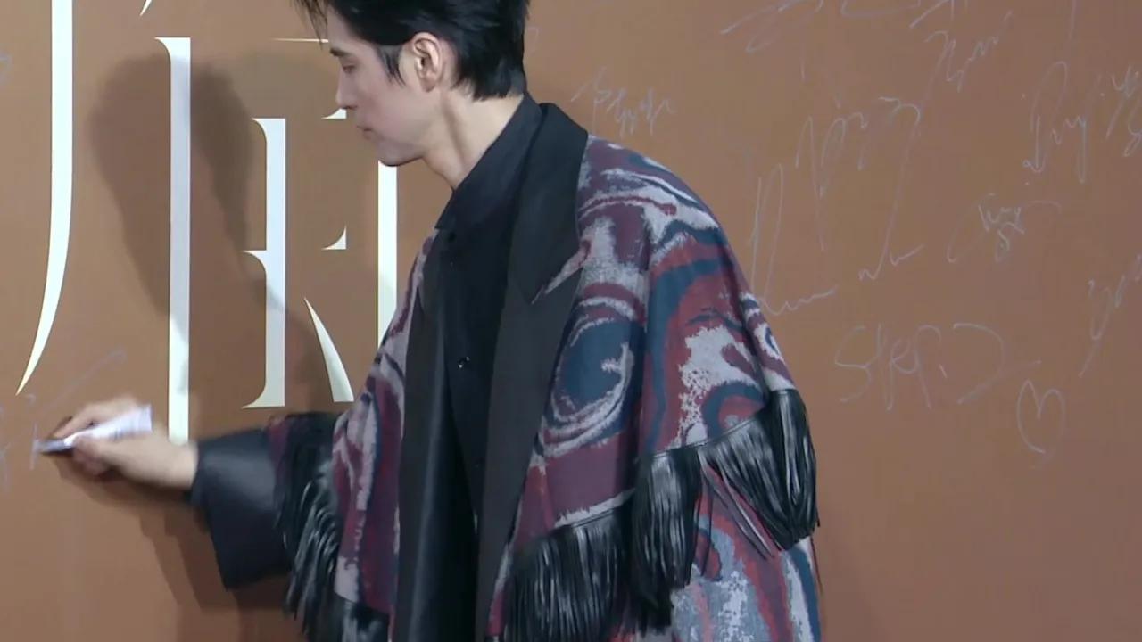 阿云嘎流苏披风炸场！这场时尚盛典让我想起被老妈说‘穿得像丐帮’的黑历史