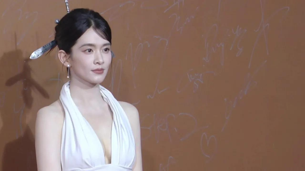 陈昊宇头戴非遗三条簪惊艳全场！国风深V造型背后的故事，比红毯更动人