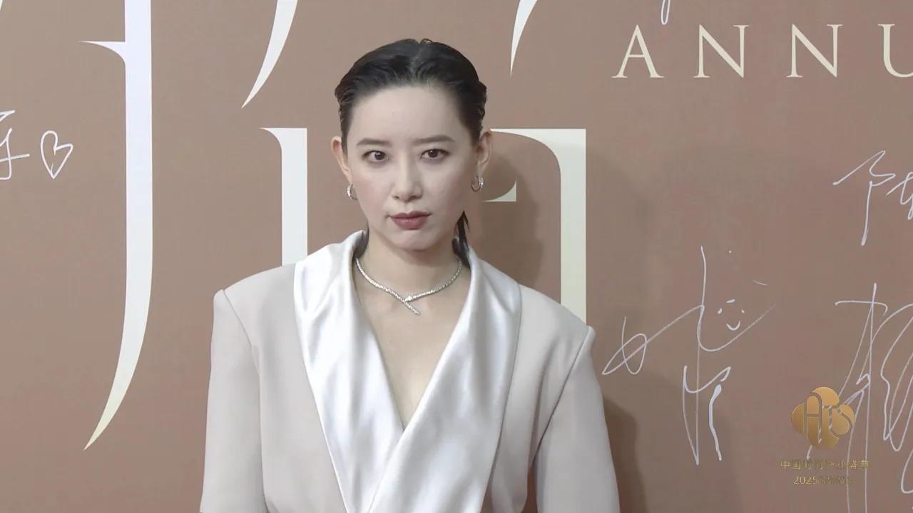 李斯丹妮的川江雾气礼服刷屏了！但更戳我的是这场盛典背后的中国时尚态度