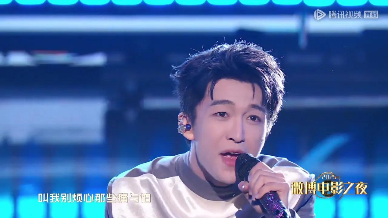 阿云嘎和黄子弘凡的《飞云之下》火了！海外党怎么听？