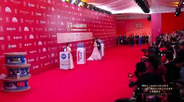 章子怡短发黑纱惊艳红毯！《酱园弄》剧组全员手拿报纸登场，这造型细节太戳了
