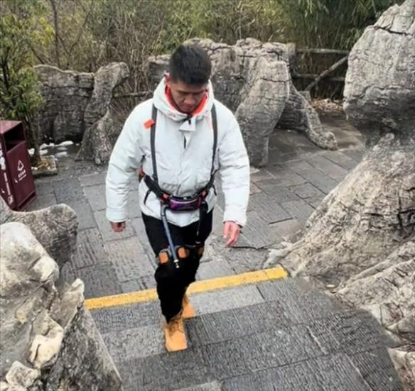 轻松登顶不是梦!外骨骼机器人助力游客畅游名山