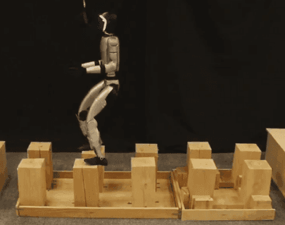 国产人形机器人G1化身“功夫大师”,敏捷行走梅花桩、平衡木