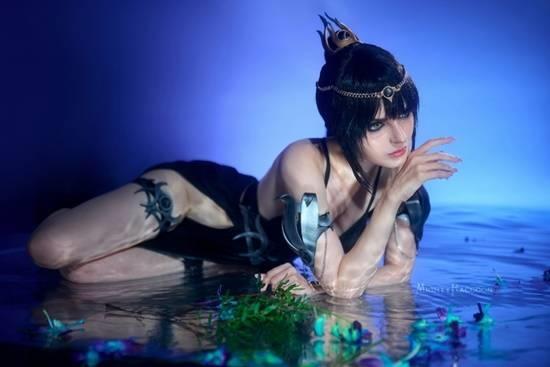 俄罗斯Coser Mightyraccoon演绎《博德之门3》影心:高开衩晚礼服展现优雅与性感