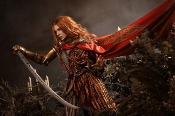 俄罗斯Coser倾情演绎《艾尔登法环》女武神玛莲妮亚,盔甲难掩曼妙身姿