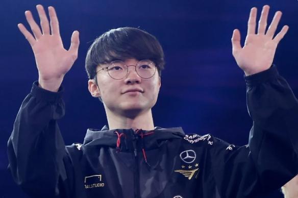 Faker新加坡粉丝见面会,与Coser合照引热议:他闻起来好香!