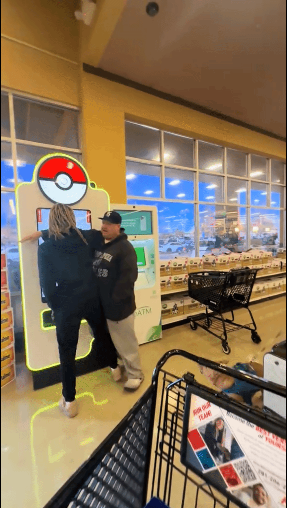 男子为抢宝可梦卡牌售货机大打出手,网友:爱好失控令人厌恶