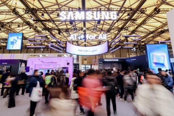 三星携Galaxy S25系列及折叠屏新品亮相AWE2025,展现AI技术实力